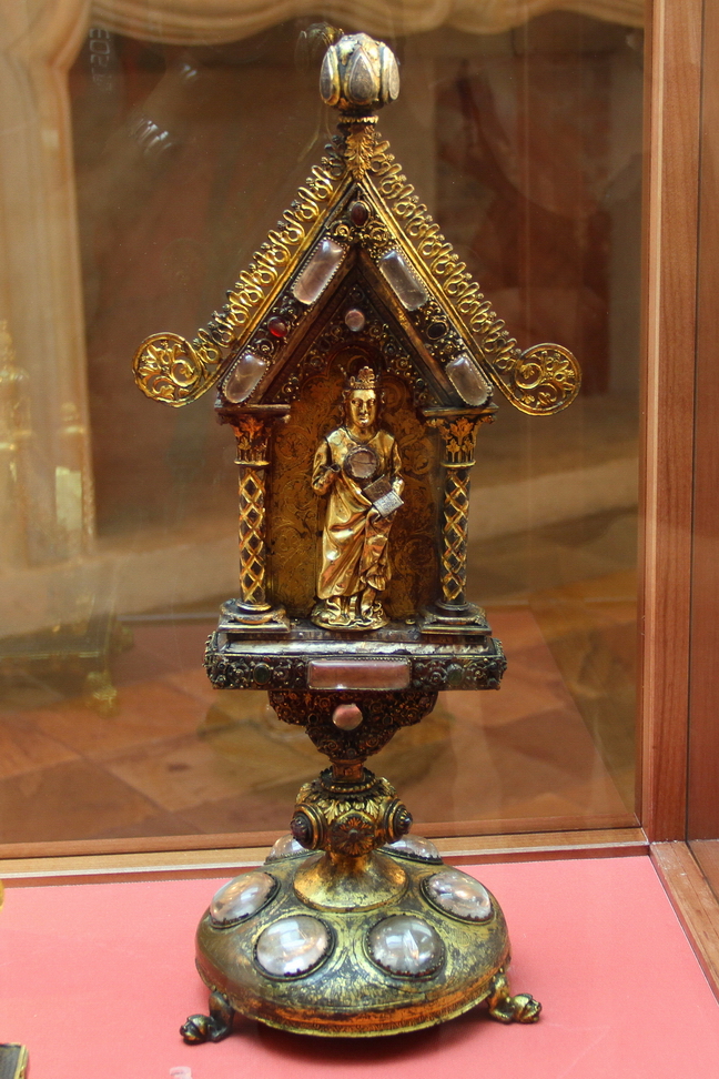 Il Collezionista Di Meraviglie_037.JPG - Reliquiario di santa Elisabetta d'Ungheria - Regione reno-mosana, seconda meta del XIII secolo - Il  reliquiario contiene, all'Interno dei grandi cabochon con cristalli di rocca, frammenti di tessuto della veste di santa Elisabetta d'Ungheria, una delle sante più venerate in epoca medievale. Figlia del Re d'Ungheria, fu data in sposa ancora bambina al Langravio (principe) di Turingia. In Germania si dedicò alla cura dei poveri e degli ammalati. Rimasta vedova, si ritirò in monastero dove continuò la sua vita ascetica. L'iscrizione in francese sul retro ha fatto ipotizzare che il reliquiario possa essere stato commissionato da Elisabetta, sorella del re di Francia Luigi IX, per il monastero di Longchamp.